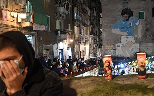 Người dân Napoli tiều tụy, bước đi vô hồn khi nghe tin Maradona qua đời