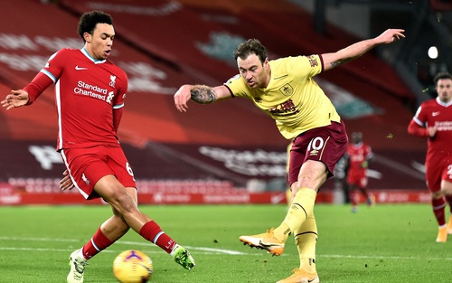 Liverpool 0-1 Burnley: Liverpool thua trận đầu tiên trên Anfield, lỡ cơ hội bám đuổi MU