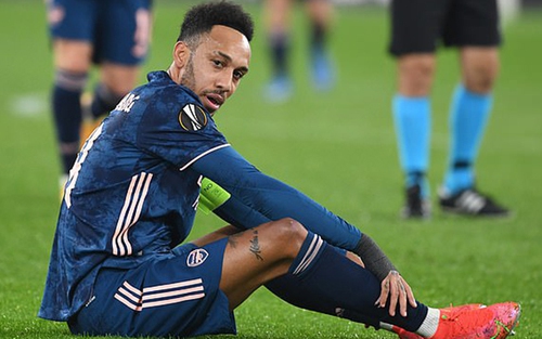 Aubameyang bị chế nhạo vì chuyển hóa hat-trick bàn thắng thành... cơ hội