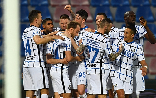 Inter thắng dễ Crotone, tiến gần chức vô địch Serie A