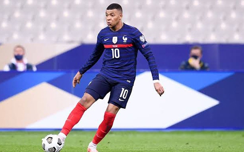 Mbappe được an ủi dù khiến Pháp bị loại khỏi EURO