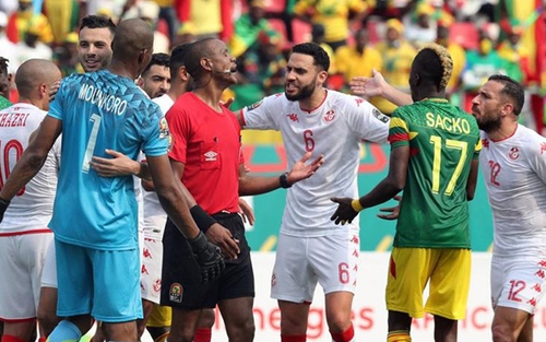 Trọng tài gây sốc khi thổi hết giờ ở phút... 85 tại CAN 2022