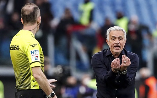 Mourinho: 'Đây là môn khác chứ không còn là bóng đá nữa'