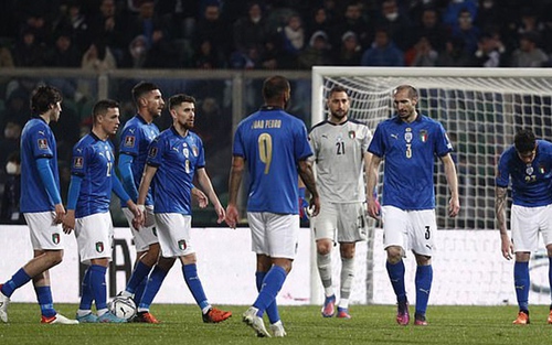 Lỡ hẹn World Cup, tuyển Ý bị người Anh mỉa mai: 'It's coming Rome'