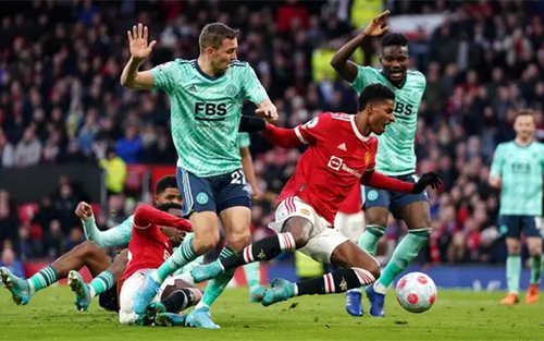 Fernandes bị chế nhạo vì đòi phạt đền khi Elanga phạm lỗi với Rashford