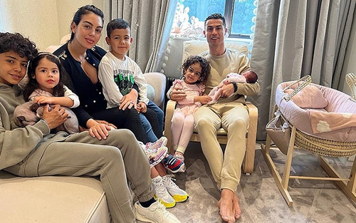 Ronaldo trở về nhà với con gái mới sinh