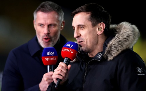 Neville 'khẩu chiến' với Carragher vì châm chọc yêu cầu ra đi của Ronaldo