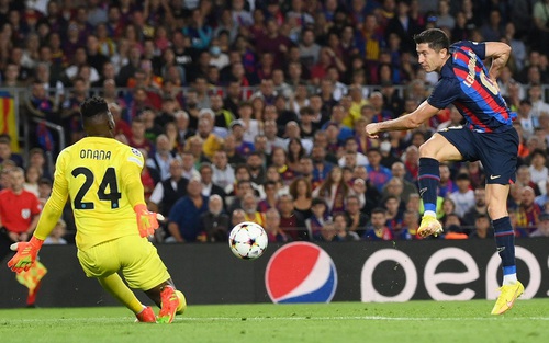 Barcelona 3-3 Inter: Lewandowski lập cú đúp, Barca vẫn lâm nguy