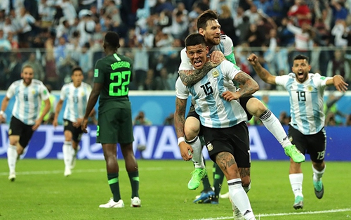 Nigeria 1-2 Argentina: Trọng tài không thổi phạt đền Marcos Rojo là đúng hay sai?