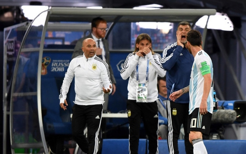 HLV Sampaoli phải 'xin phép' Messi để được thay Aguero vào sân