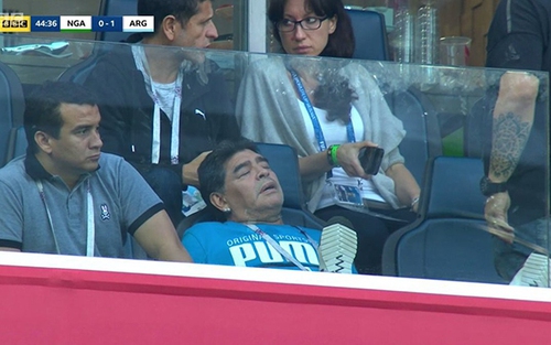 Diego Maradona trông như 'phê thuốc' khi xem Argentina đánh bại Nigeria