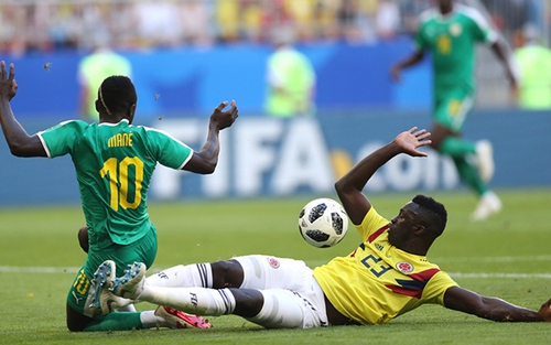 Trọng tài thổi phạt đền cho Sadio Mane rồi 'bẻ còi' vì VAR