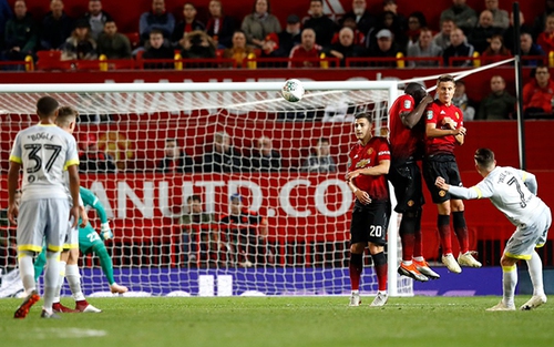 VIDEO: Pha sút phạt ngoạn mục của Harry Wilson vào lưới M.U