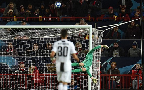 Fan M.U: Sir Alex có thể đánh bại Juventus chỉ với De Gea và 10 khúc gỗ