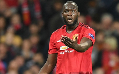 Fan M.U phẫn nộ và suy sụp trước những pha đỡ bóng siêu tệ của Lukaku