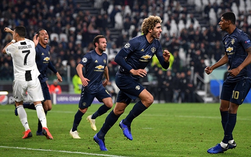 CĐV nhắn nhủ Ronaldo: Đừng bao giờ ăn mừng sớm với M.U