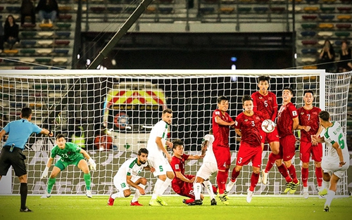 Chỉ có De Gea MAY RA mới có thể thay Văn Lâm cứu thua được cú đá của Ali Adnan