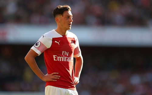 SỐC: Mesut Oezil kiếm tiền cực khủng dù chỉ dự bị ở Arsenal
