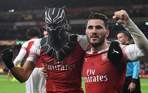 Vì sao Aubameyang nhận thẻ vàng khi hóa thành 'Black Panther' trong lúc ăn mừng?