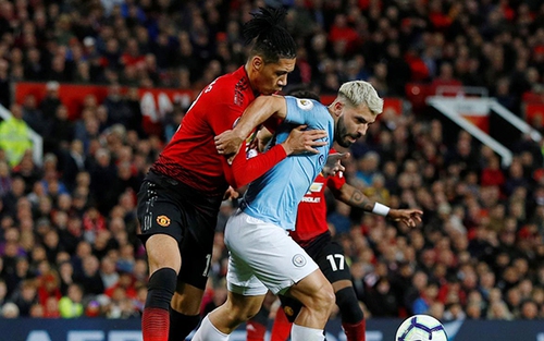 Fan sốc với pha phòng ngự có một không hai của MU trước Man City