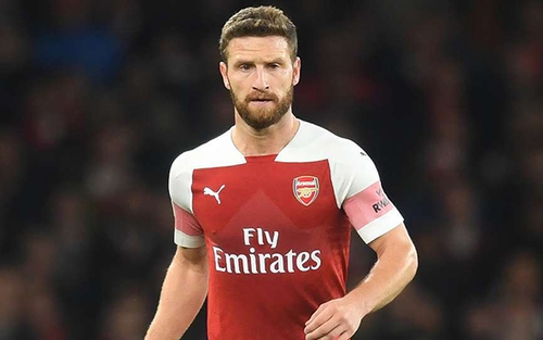 Mustafi gây sốt khi rê dắt như Messi rồi tạt bóng thảm họa khiến Aubameyang bật cười