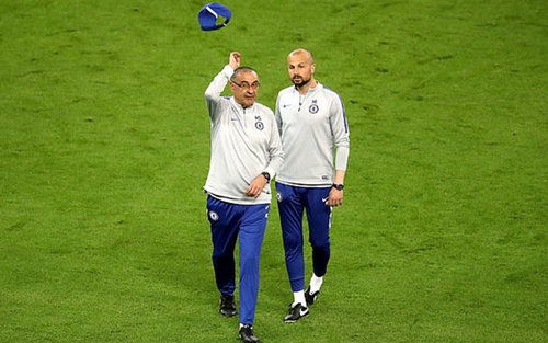 SỐC: Maurizio Sarri nổi cáu, ném mũ, đùng đùng bỏ vào đường hầm khi Chelsea đang tập luyện