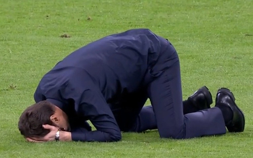 Mauricio Pochettino khóc nức nở, quỳ gối sau màn ngược dòng trước Ajax