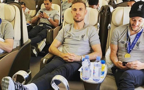 Jordan Henderson gây tranh cãi vì hành động gác chân lên cúp vô địch Champions League