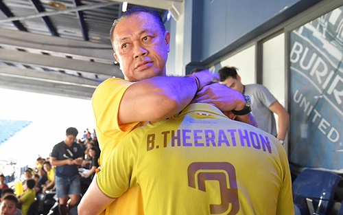 CĐV Thái Lan thất vọng: 'Sa thải Sirisak Yodyardthai đi, còn chờ đợi gì nữa?'