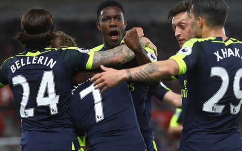 Arsenal thắng Southampton, Man United bị troll không thương tiếc vì trở lại vị trí thứ 6