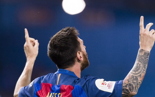 Ronaldo lại bị 'đá xoáy' khi Messi kí hợp đồng mới với Barcelona
