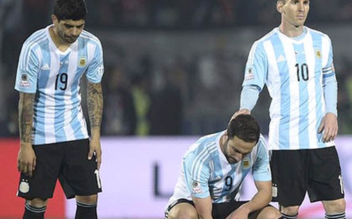 Dư âm Copa America 2015: Martino cần giúp Higuain hết bắn chim