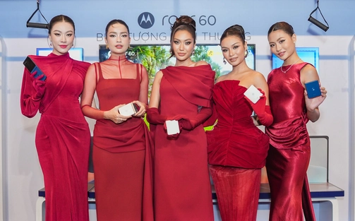 Dàn mỹ nhân Miss Cosmo đồng loạt sắc đỏ trải nghiệm điện thoại công nghệ