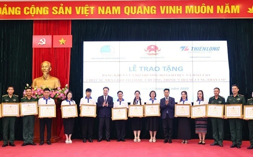 Bộ Giáo dục và Đào tạo tuyên dương 80 nhà giáo trong chương trình "Chia sẻ cùng thầy cô 2025"