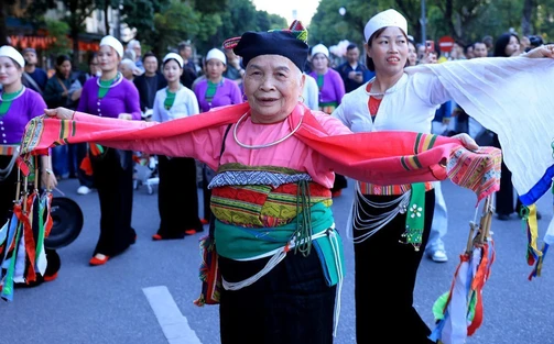 Trình diễn văn hoá dân tộc Mường tại phố đi bộ Hồ Gươm