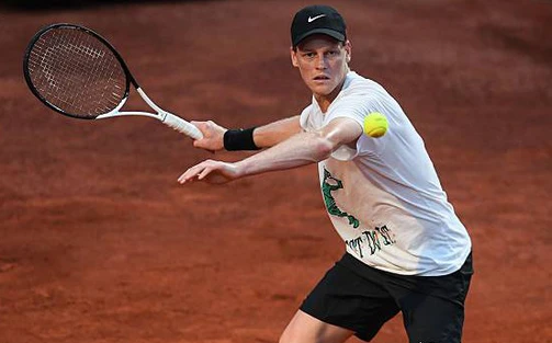 Jannik Sinner thắng dễ ở Rome Masters 2025 sau khi mãn hạn treo vợt