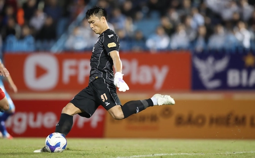 Bùi Tiến Dũng khiến cuộc đua trụ hạng V-League 'nóng rực'