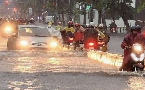 Chùm ảnh TP HCM mưa tầm tã, nhiều tuyến đường ngập sâu