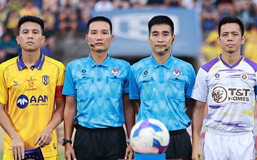 Bi hài V-League: Trọng tài không cho thay người vì... không hiểu luật