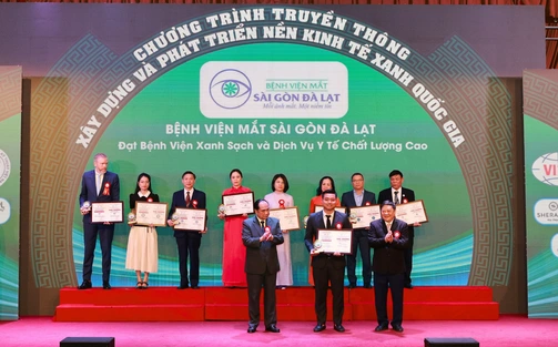 Bệnh viện Mắt Sài Gòn Đà Lạt đón nhận danh hiệu "Bệnh viện Xanh – Sạch và Dịch vụ y tế chất lượng cao"