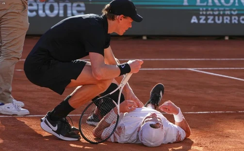 Jannik Sinner được ca ngợi vì có hành động rất đẹp với đối thủ