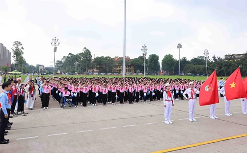 Đại biểu Đại hội Cháu ngoan Bác Hồ báo công và vào Lăng viếng Chủ tịch Hồ Chí Minh