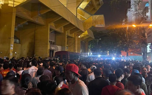 Sân Hàng Đẫy quá tải, rất nhiều CĐV không thể vào xem trận CAHN vs Buriram United