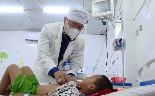 Kịp thời cứu sống 4 trẻ ngộ độc thuốc diệt chuột