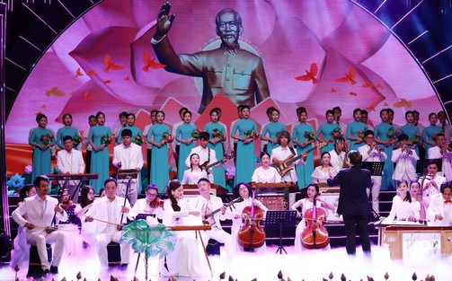 Xúc động chương trình nghệ thuật đặc biệt “Quà tháng 5 dâng Người”