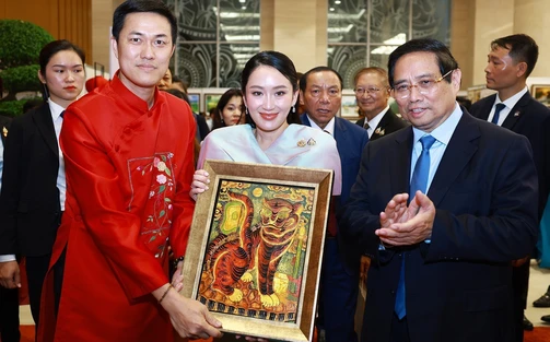 Thủ tướng Phạm Minh Chính và Thủ tướng Thái Lan thưởng lãm các sản phẩm thủ công Việt Nam