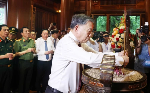 Tổng Bí thư Tô Lâm dâng hương tưởng nhớ Chủ tịch Hồ Chí Minh tại Nghệ An