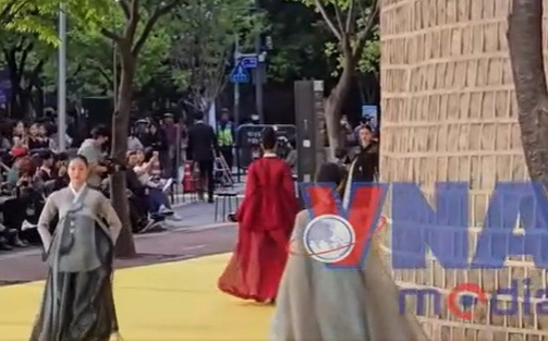 VIDEO: Ấn tượng trình diễn thời trang Hanbok hiện đại