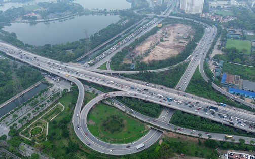 Người dân ùn ùn trở lại Thủ đô cuối kỳ nghỉ lễ 30/4 - 1/5