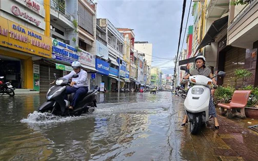 Thời tiết ngày 4/5: Nắng nóng diện rộng, chiều tối mưa dông cục bộ